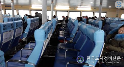 443명 정원의 오센플라워호는 70여명이 탑승하여 썰렁한 분위기 443명 정원의 오센플라워호는 70여명이 탑승하여 썰렁한 분위기