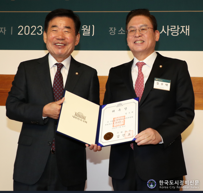 김진표 국회의장이 정우택 국회부의장에게 경제외교자문위원회 임명장을 주고 기념쵤영 하고있다. 김진표 국회의장이 정우택 국회부의장에게 경제외교자문위원회 임명장을 주고 기념쵤영 하고있다.