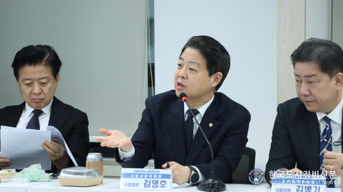 우로 부터 김병기 국회의원(도시철도위원회) 가운데 김영호 서울시당 위원장 우로 부터 김병기 국회의원(도시철도위원회) 가운데 김영호 서울시당 위원장