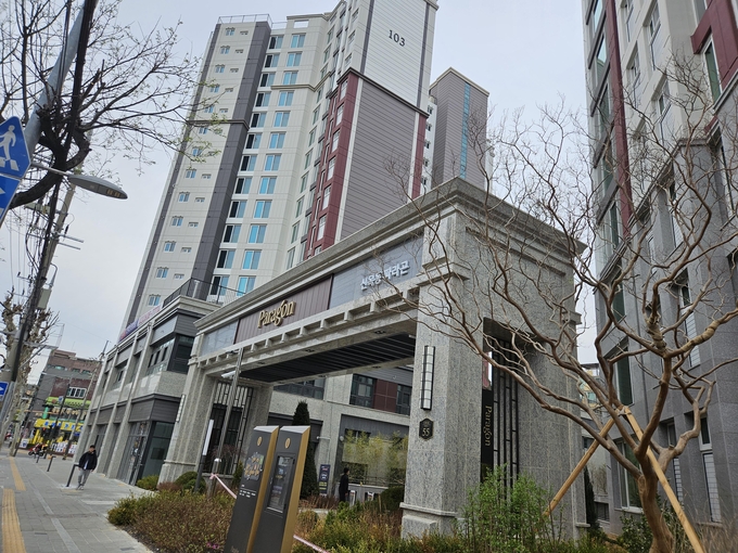 신월동에 위치한 신목동 파라곤 아파트 ,입주의 꿈에 부풀은 주민은 보이지 않고 용역업체 직원의 번득이는 눈빛 만 신월동에 위치한 신목동 파라곤 아파트 ,입주의 꿈에 부풀은 주민은 보이지 않고 용역업체 직원의 번득이는 눈빛 만