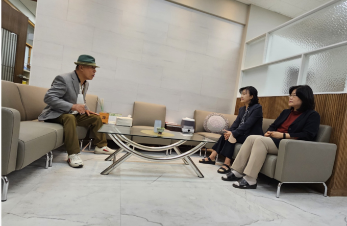 이근섭 어르신이 양천구 양강초등학교 김수정 교장선생님(좌) 과 김영미 교감선생 우)이 환담하고 있다. 이근섭 어르신이 양천구 양강초등학교 김수정 교장선생님(좌) 과 김영미 교감선생 우)이 환담하고 있다.