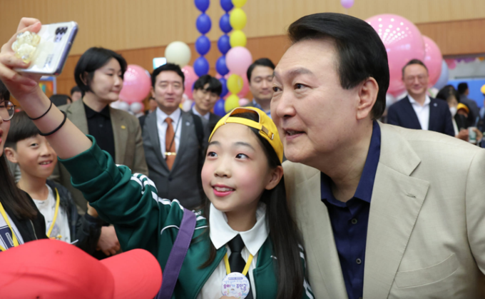 윤 대통령 전국에서 온 320명 어린이들과 청와대 영빈관, 연무관에서 / 사진자료 : 대통령실 페이스북 윤 대통령 전국에서 온 320명 어린이들과 청와대 영빈관, 연무관에서 / 사진자료 : 대통령실 페이스북