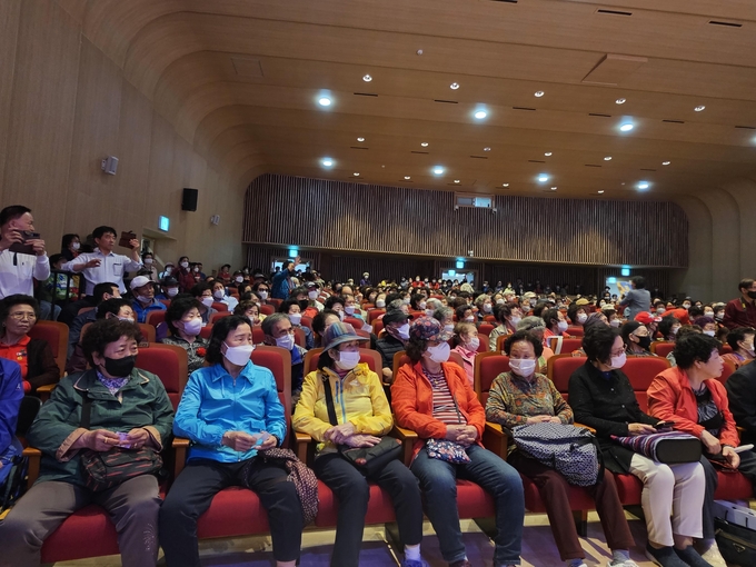 종로구 의회 김복동 의장 어버이날 맞아 어르신 2500명 초대 위로 행사 종로구 의회 김복동 의장 어버이날 맞아 어르신 2500명 초대 위로 행사