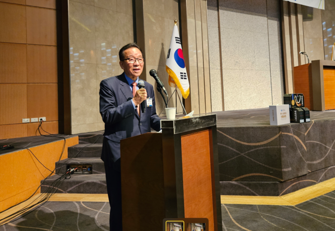 권기덕 서초포럼 회장이 인사말을 하고 있다. 권기덕 서초포럼 회장이 인사말을 하고 있다.