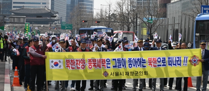 서울역에서 시작된 가두행진 종점인 시청 앞, 뒤로 대한민국 국보 제1호 숭례문이 행열을 내려보고 있다. 서울역에서 시작된 가두행진 종점인 시청 앞, 뒤로 대한민국 국보 제1호 숭례문이 행열을 내려보고 있다.