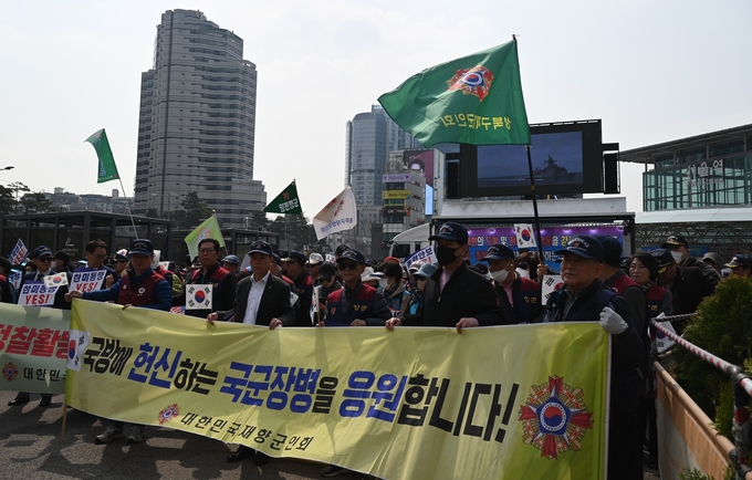 양천구 재향군인회 (회장 김택기 ) 회원들이 가두시위을 준비하고 있다. 양천구 재향군인회 (회장 김택기 ) 회원들이 가두시위을 준비하고 있다.