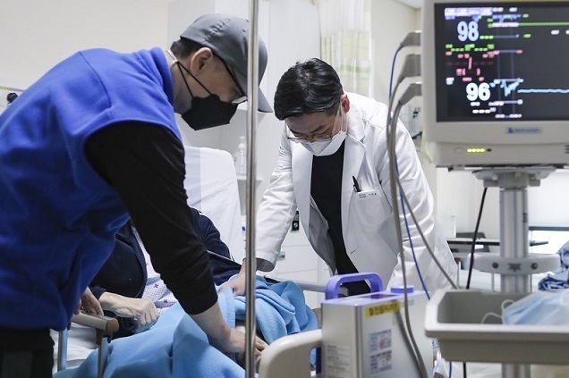 11일부터 20개 병원에 군의관·공중보건의 파견…비상진료체계 강화 11일부터 20개 병원에 군의관·공중보건의 파견…비상진료체계 강화