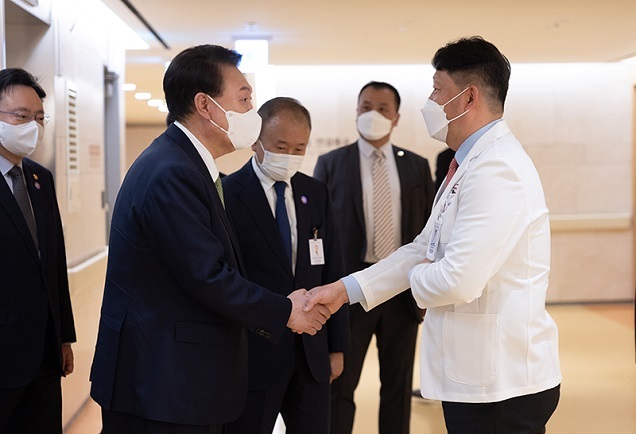정부 “적극적으로 의료계와 대화…정부 정책 늘 열려있어” 정부 “적극적으로 의료계와 대화…정부 정책 늘 열려있어”