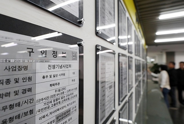 고용률·경제활동참가율 3월 기준 역대 최고…“경기회복세 지속” 고용률·경제활동참가율 3월 기준 역대 최고…“경기회복세 지속”