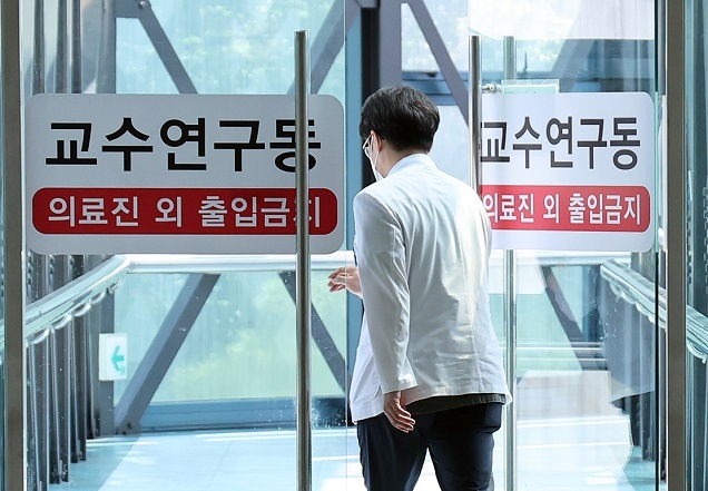 정부 “의대교수 환자 곁 계속 지켜달라…사직서 제출은 소수” 정부 “의대교수 환자 곁 계속 지켜달라…사직서 제출은 소수”