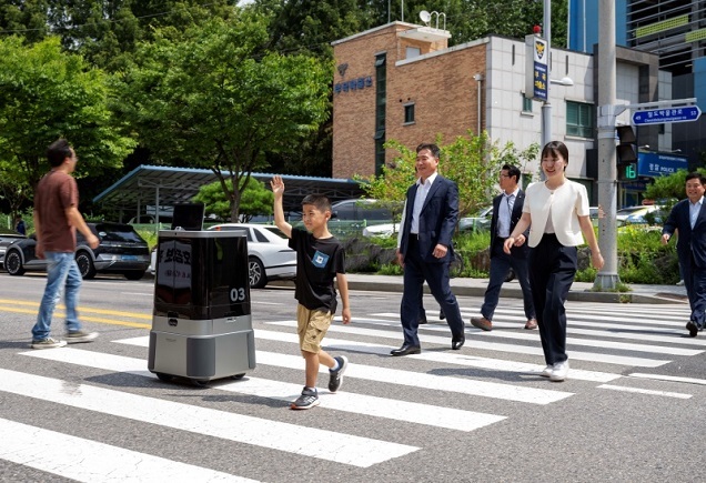 이동 로봇, 국내 최초로 안전하게 횡단보도 건너기 성공 이동 로봇, 국내 최초로 안전하게 횡단보도 건너기 성공