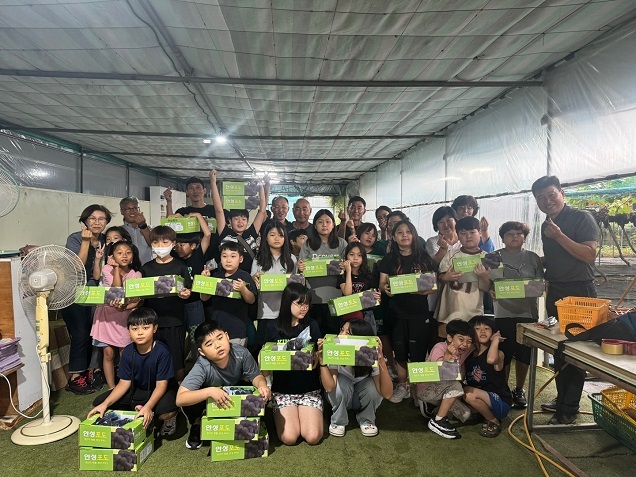 한국교육협회가 후원하는 경기지역아동센터, 서안성 로타리 클럽과 협력해 포도밭 체험 행사 진행 한국교육협회가 후원하는 경기지역아동센터, 서안성 로타리 클럽과 협력해 포도밭 체험 행사 진행