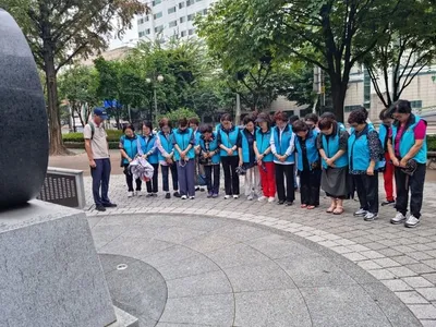 양천구 재향군인회 여성회 비를 맞으며 호국명비 참배 및 자연 정화 봉사