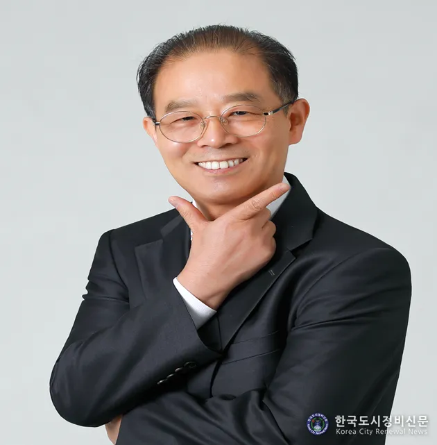 송난교 ,본지 논설위원 <br> - 한국외국어대학교 대학원 중어중문학과(석사)<br> - (전) 경남은행 자금부장. 서울분실장. 지점장<br> - (현) 천우문화예술대학 교수<br> -(사)국제서비스협회 전임교수 송난교 ,본지 논설위원 <br> - 한국외국어대학교 대학원 중어중문학과(석사)<br> - (전) 경남은행 자금부장. 서울분실장. 지점장<br> - (현) 천우문화예술대학 교수<br> -(사)국제서비스협회 전임교수