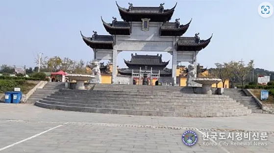  서복기념관에서 본 사찰 