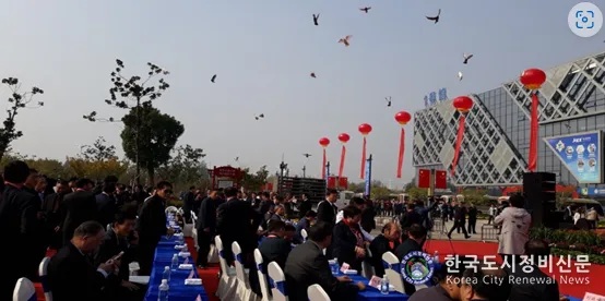 강소성 연운항시 보석 박물관 수정 축제 장면 강소성 연운항시 보석 박물관 수정 축제 장면