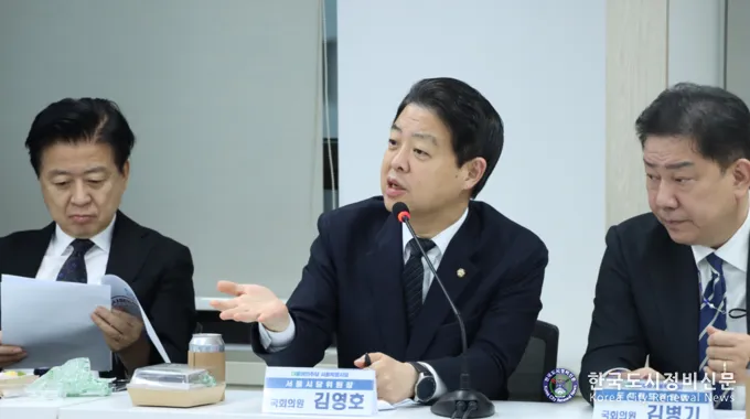 우로 부터 김병기 국회의원(도시철도위원회) 가운데 김영호 서울시당 위원장 우로 부터 김병기 국회의원(도시철도위원회) 가운데 김영호 서울시당 위원장