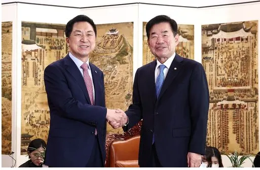 김진표 국회의장과 김기현 국민의힘 당 대표 (사진 국회사무처 ) 김진표 국회의장과 김기현 국민의힘 당 대표 (사진 국회사무처 )