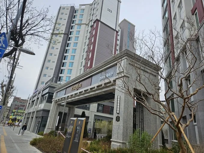 신월동에 위치한 신목동 파라곤 아파트 ,입주의 꿈에 부풀은 주민은 보이지 않고 용역업체 직원의 번득이는 눈빛 만 신월동에 위치한 신목동 파라곤 아파트 ,입주의 꿈에 부풀은 주민은 보이지 않고 용역업체 직원의 번득이는 눈빛 만