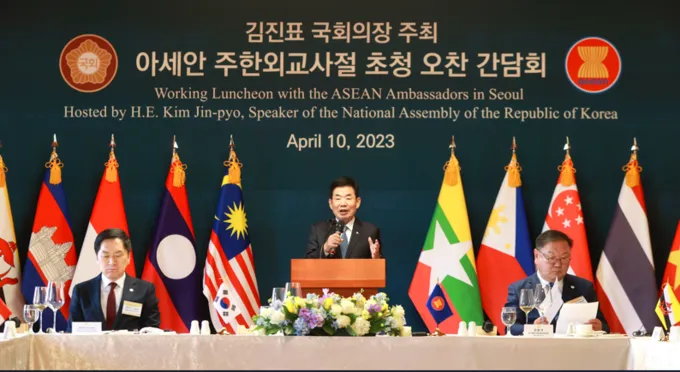 아세안 주한외교사절 초청 오찬 간담회에서 환영사를 하는 김진표 국회의장. 좌측부터 김기현 의원(한-인니 의원친선협회장), 김진표 국회의장, 김태년 의원(한-아세안 의회외교포럼 회장) / 사진자료 = 국회의장실 아세안 주한외교사절 초청 오찬 간담회에서 환영사를 하는 김진표 국회의장. 좌측부터 김기현 의원(한-인니 의원친선협회장), 김진표 국회의장, 김태년 의원(한-아세안 의회외교포럼 회장) / 사진자료 = 국회의장실