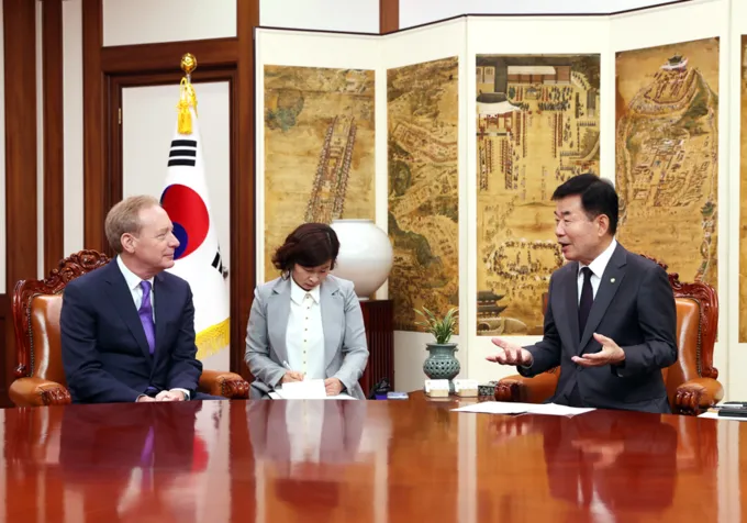 김진표 국회의장과 브래드 스미스 마이크로 소트트(MS)부회장 접견 / 사진자료 : 국회의장실 김진표 국회의장과 브래드 스미스 마이크로 소트트(MS)부회장 접견 / 사진자료 : 국회의장실