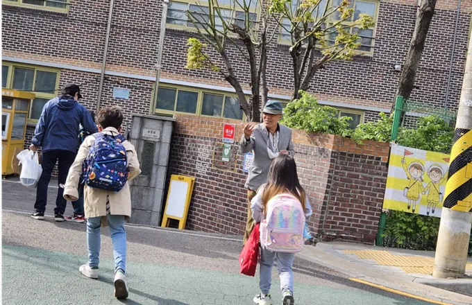 서울 양천구 양강초등학교 앞에서 20년 봉사, 이근섭 어르신이 학생들의 안전을 위한 봉사활동을 하고 있다. 서울 양천구 양강초등학교 앞에서 20년 봉사, 이근섭 어르신이 학생들의 안전을 위한 봉사활동을 하고 있다.