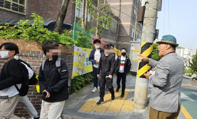봉사중인 이근섭 어르신, 자신의 손주를 대하듯 봉사중인 이근섭 어르신, 자신의 손주를 대하듯