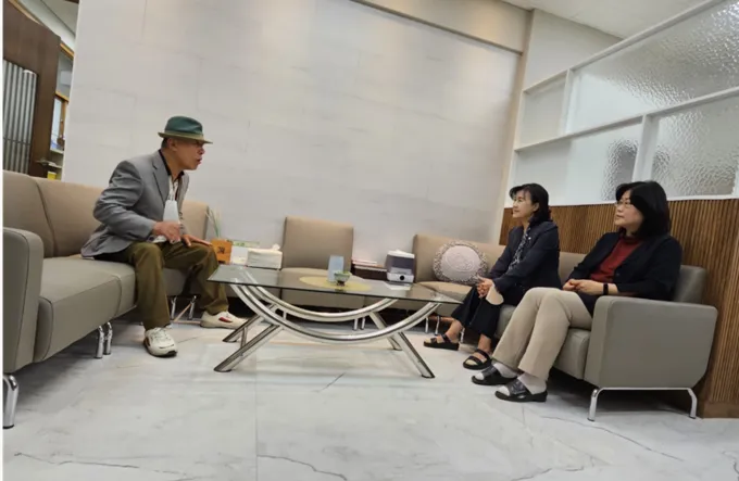 이근섭 어르신이 양천구 양강초등학교 김수정 교장선생님(좌) 과 김영미 교감선생 우)이 환담하고 있다. 이근섭 어르신이 양천구 양강초등학교 김수정 교장선생님(좌) 과 김영미 교감선생 우)이 환담하고 있다.