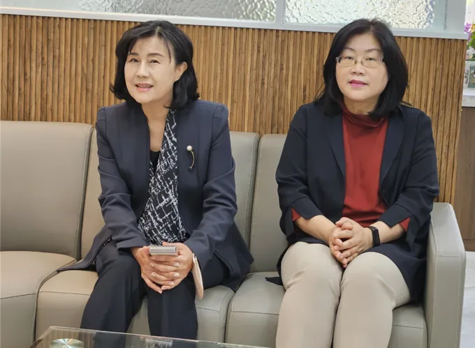 이근섭 어르신이 양강초등학교 김수정 교장선생님(좌) 과 교감선생님(우)이 환담하고 있다. 이근섭 어르신이 양강초등학교 김수정 교장선생님(좌) 과 교감선생님(우)이 환담하고 있다.