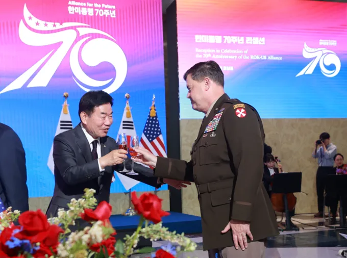 김진표 국회의장, 윌러드 벌러슨 미8군 사령관과 건배사를 통해 역사상 가장 성공한 동맹의 중요성을 강조 = 사진자료 국회 김진표 국회의장, 윌러드 벌러슨 미8군 사령관과 건배사를 통해 역사상 가장 성공한 동맹의 중요성을 강조 = 사진자료 국회