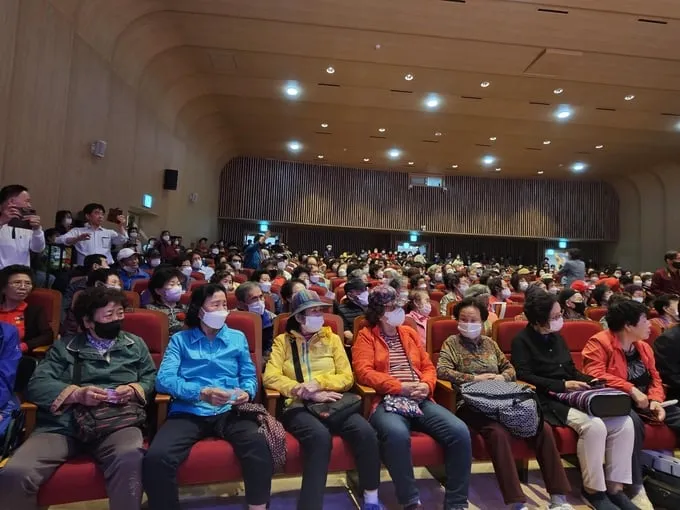 종로구 의회 김복동 의장 어버이날 맞아 어르신 2500명 초대 위로 행사 종로구 의회 김복동 의장 어버이날 맞아 어르신 2500명 초대 위로 행사