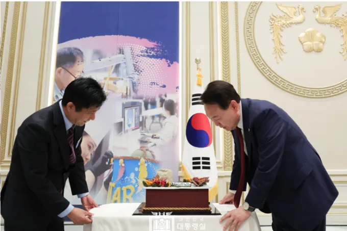 윤석열 대통령 제 10회 국제 장애인 기능롤림픽 종합우승 달성한 선수단 격려 / 사진자료 = 대통령실 윤석열 대통령 제 10회 국제 장애인 기능롤림픽 종합우승 달성한 선수단 격려 / 사진자료 = 대통령실
