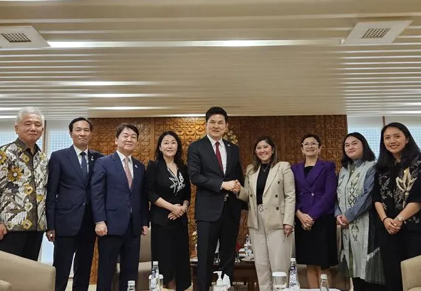 김태호 국회 외교통일 위원장 조코위 인도네시아 대통령예방, 이재정간사. 안철수 의원, 우상호 의원이 함께했다. 사진자료:=국회 김태호 국회 외교통일 위원장 조코위 인도네시아 대통령예방, 이재정간사. 안철수 의원, 우상호 의원이 함께했다. 사진자료:=국회