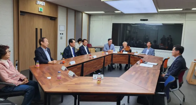 오른쪽이 이기재 양천구청장이며 좌로 부터 3번째가 이병무 서울시재향군인회 회장, 두번째가 양천구 재향군인회 김택기 회장 임상현 여성회장, 사진자료 : 한국도시정비신문 오른쪽이 이기재 양천구청장이며 좌로 부터 3번째가 이병무 서울시재향군인회 회장, 두번째가 양천구 재향군인회 김택기 회장 임상현 여성회장, 사진자료 : 한국도시정비신문