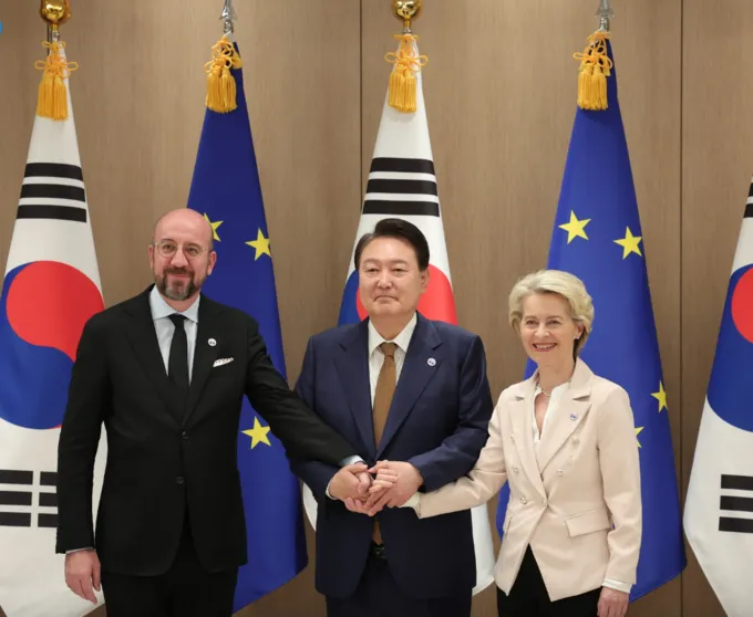 윤대통령 한-EU 정상회담에서 샤를 미셸 EU 상임의장(좌) 우르줄라 폰 데어 라이엔 EU 집행위원장(우) 과 기념촬영 , 사진자료 =대통령실 윤대통령 한-EU 정상회담에서 샤를 미셸 EU 상임의장(좌) 우르줄라 폰 데어 라이엔 EU 집행위원장(우) 과 기념촬영 , 사진자료 =대통령실