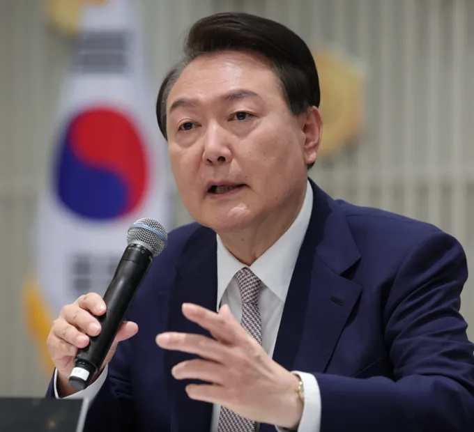 윤대통령 마곡 글로벌 클러스터에서 제 5차 수출전략회의를 주재하고 있다. 경제부총리, 과학기술정보통신부 장관, 보건복지부 장관이<br> ‘첨단산업 글로벌 클러스터 육성 방안’을 발표했다 윤대통령 마곡 글로벌 클러스터에서 제 5차 수출전략회의를 주재하고 있다. 경제부총리, 과학기술정보통신부 장관, 보건복지부 장관이<br> ‘첨단산업 글로벌 클러스터 육성 방안’을 발표했다