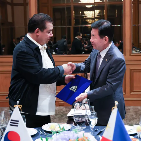 김진표 국회의장, 로무알 데즈 필리핀 하원의장과 회담, 필리핀 잠수함 사업에 한국 기업들이 참여 및 원전 및 에너지 협력 관련 “ 원자력 발전을 추진시 한국과 의 협력을 강화해나가길 희망 요청 김진표 국회의장, 로무알 데즈 필리핀 하원의장과 회담, 필리핀 잠수함 사업에 한국 기업들이 참여 및 원전 및 에너지 협력 관련 “ 원자력 발전을 추진시 한국과 의 협력을 강화해나가길 희망 요청