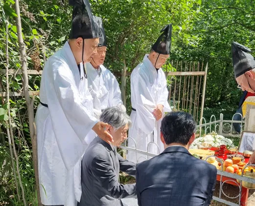 이원재 키리기스스탄 주재 대사가 최재형 선생의 부인 崔엘레나 페트로브나 묘소에 참배 하고 있다. 이원재 키리기스스탄 주재 대사가 최재형 선생의 부인 崔엘레나 페트로브나 묘소에 참배 하고 있다.