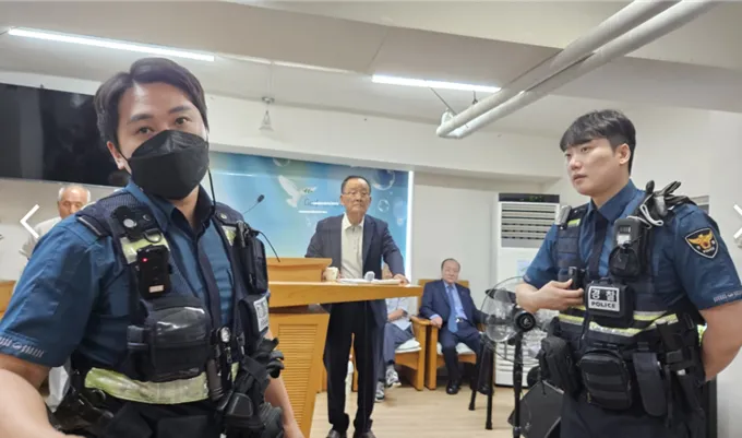 필자를 강제 퇴장 시 키기 위해 출동한 경찰 필자를 강제 퇴장 시 키기 위해 출동한 경찰