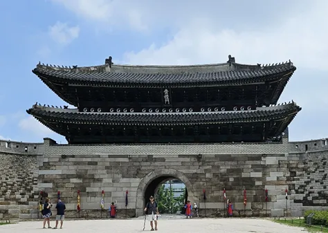 전주최씨 파시조 최유경이 한성부판사 때 , 건립한 숭례문이다.. 시호는 '평도'로 용감히 말하며 불의에 맞서고 강직하여 이성계의 난을 고변하고 권력가 윤충좌를 탄핵하는 용기와 뱃보의 문무를 갖추어 나라에 충성하고 부모에 효도하였고 초지일관 청백리의 삶을 살았다. 전주최씨 파시조 최유경이 한성부판사 때 , 건립한 숭례문이다.. 시호는 '평도'로 용감히 말하며 불의에 맞서고 강직하여 이성계의 난을 고변하고 권력가 윤충좌를 탄핵하는 용기와 뱃보의 문무를 갖추어 나라에 충성하고 부모에 효도하였고 초지일관 청백리의 삶을 살았다.