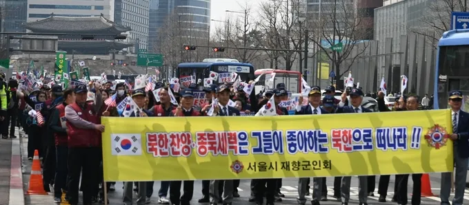  서울역에서 시작된 가두행진 종점인 시청 앞, 뒤로 대한민국 국보 제1호 숭례문이  행열을 내려보고 있다.  