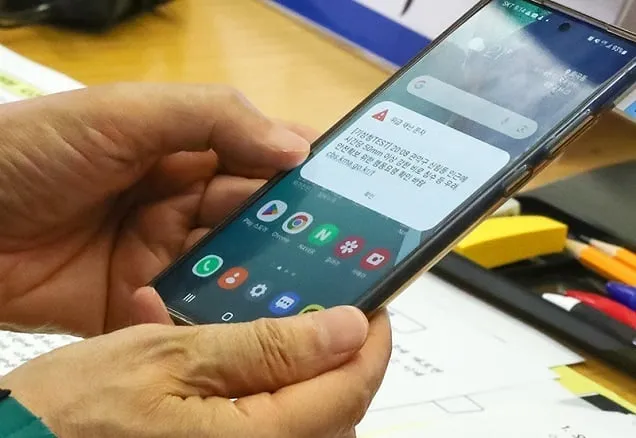 외국인도 빨리 대비할 수 있게 재난문자 영문 병행 표기 외국인도 빨리 대비할 수 있게 재난문자 영문 병행 표기