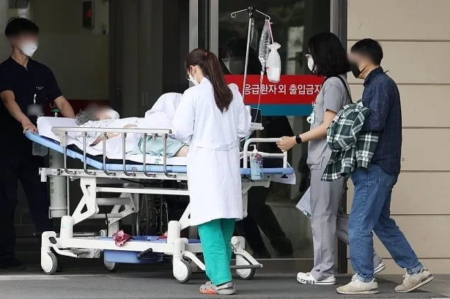 필수과목 전공의에 월 100만 원 지원…장시간 근무관행 개선 필수과목 전공의에 월 100만 원 지원…장시간 근무관행 개선