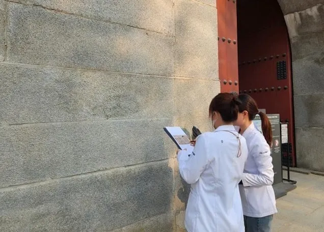낙서 훼손 경복궁 담장, 2차 보존처리 착수…최종 복구 낙서 훼손 경복궁 담장, 2차 보존처리 착수…최종 복구