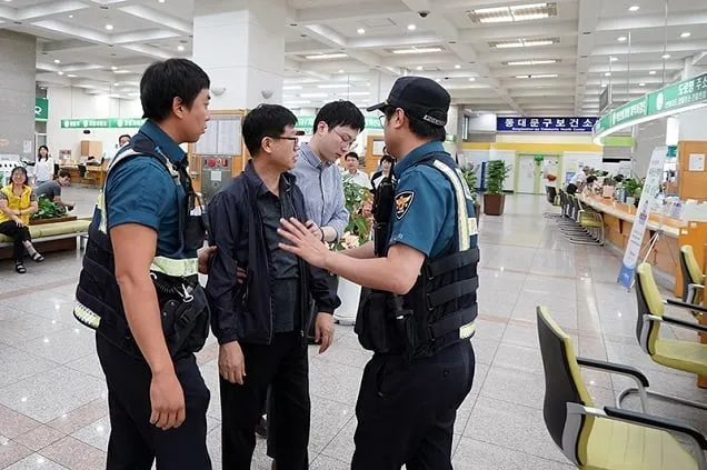 국민 10명 중 9명 “민원공무원 폭언, 폭행 등에 보호 필요” 국민 10명 중 9명 “민원공무원 폭언, 폭행 등에 보호 필요”