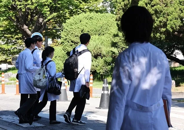 정부 “복귀 전공의 행정처분 중단…법적 부담없이 수련 전념토록” 정부 “복귀 전공의 행정처분 중단…법적 부담없이 수련 전념토록”