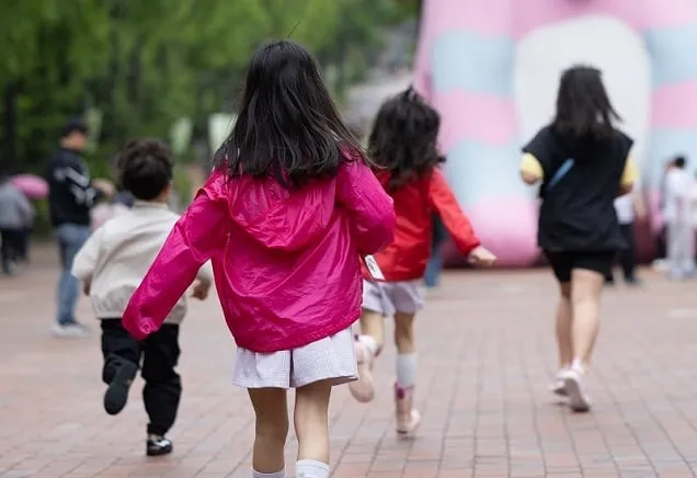 12~17세 아동이 0~5세보다 0.7배 많아…인구 피라미드 역전 12~17세 아동이 0~5세보다 0.7배 많아…인구 피라미드 역전