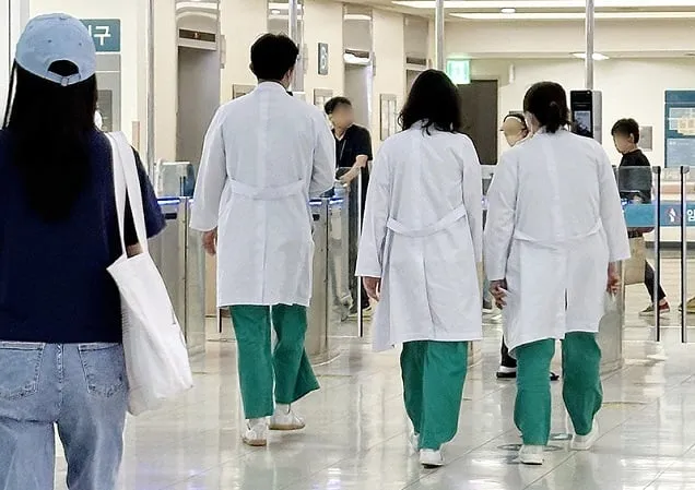 정부 “집단휴진 않도록 끝까지 설득…환자 곁 지켜달라” 정부 “집단휴진 않도록 끝까지 설득…환자 곁 지켜달라”