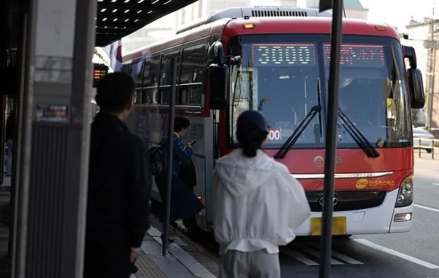 “서울 출퇴근 쉬워진다”…광역버스 준공영제 10개 노선 선정 “서울 출퇴근 쉬워진다”…광역버스 준공영제 10개 노선 선정