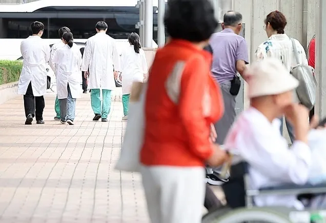 정부 “의료현장 갈등·문제 해결 방법은 무기한 휴진 아닌 대화” 정부 “의료현장 갈등·문제 해결 방법은 무기한 휴진 아닌 대화”